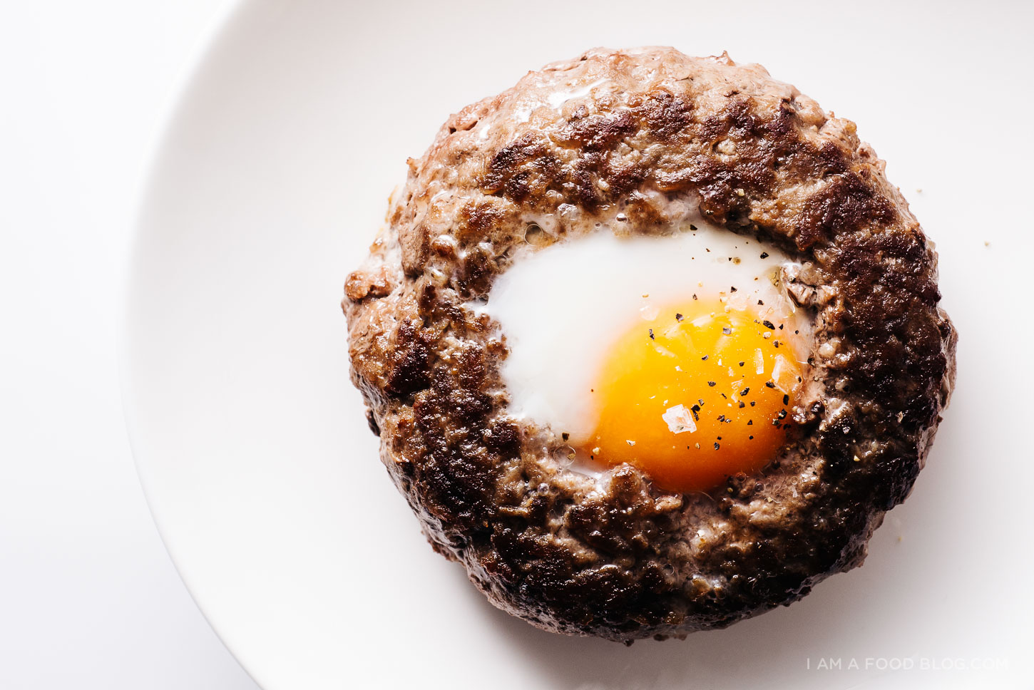 egg in a hole burger recipe - www.iamafoodblog.com