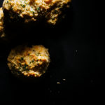 homemade red lobster cheddar bay biscuits! recipe on www.iamafoodblog.com