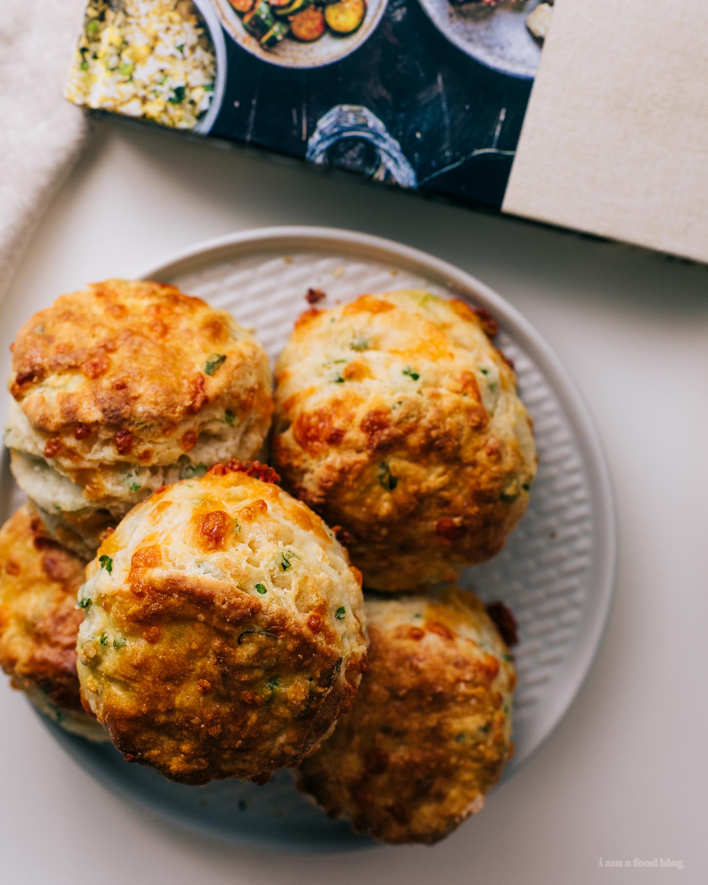 galletas de cebolla verde y queso cheddar |  soy un blogger de comida