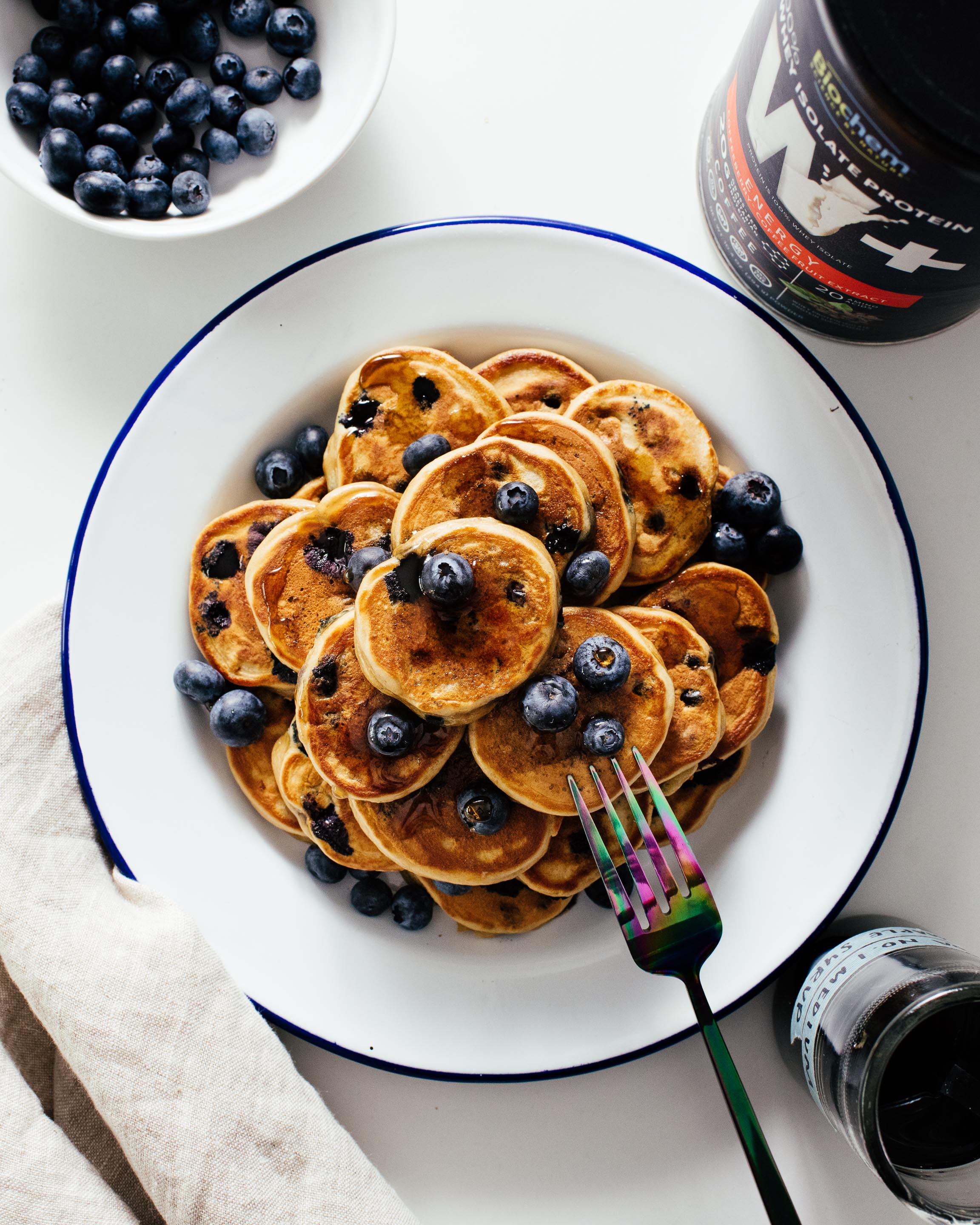 These mini blueberry espresso pancakes are like a superhero for food. They look like an unassuming and delicious breakfast, but they're secretly packed with enough protein and caffeine to boost your energy levels all day long. If you have trouble keeping fresh sausages and bacon in the house, @biochemprotein powders are everything you need for a full and nutritious breakfast, especially when you skip the shakes and include them into yummy pancakes and waffles instead. Recipe on the blog! #sciencebynature #biochemprotein #ad @countrylifevitamins