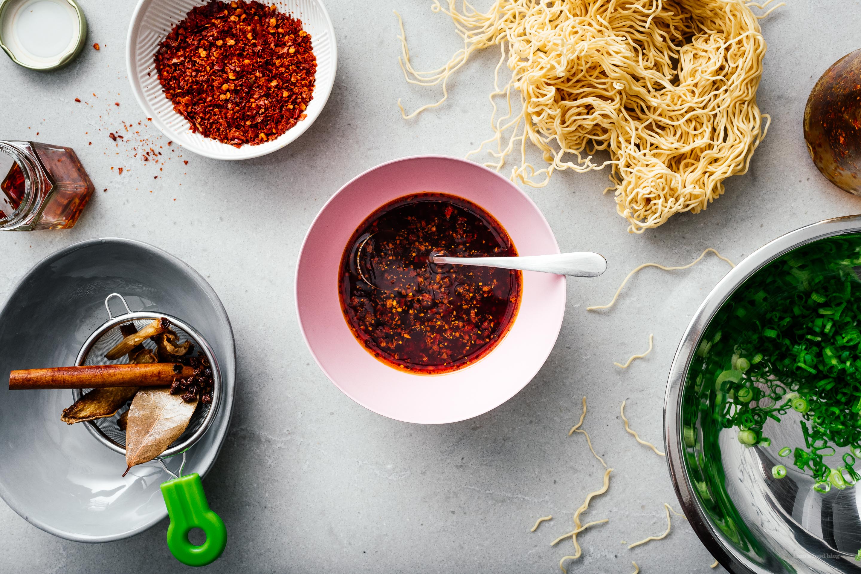 Vous voulez savoir comment faire de l'huile de piment chinoise authentique à la maison ?  Essayez cette recette !  L'huile de piment est incroyable avec du riz, des nouilles, des wontons, des salades.  Utilisez-le comme ingrédient dans des recettes ou comme trempette.  www.iamafoodblog.com #chilioil #chinesechilioil #recipes #easy #homemade #sichuan"