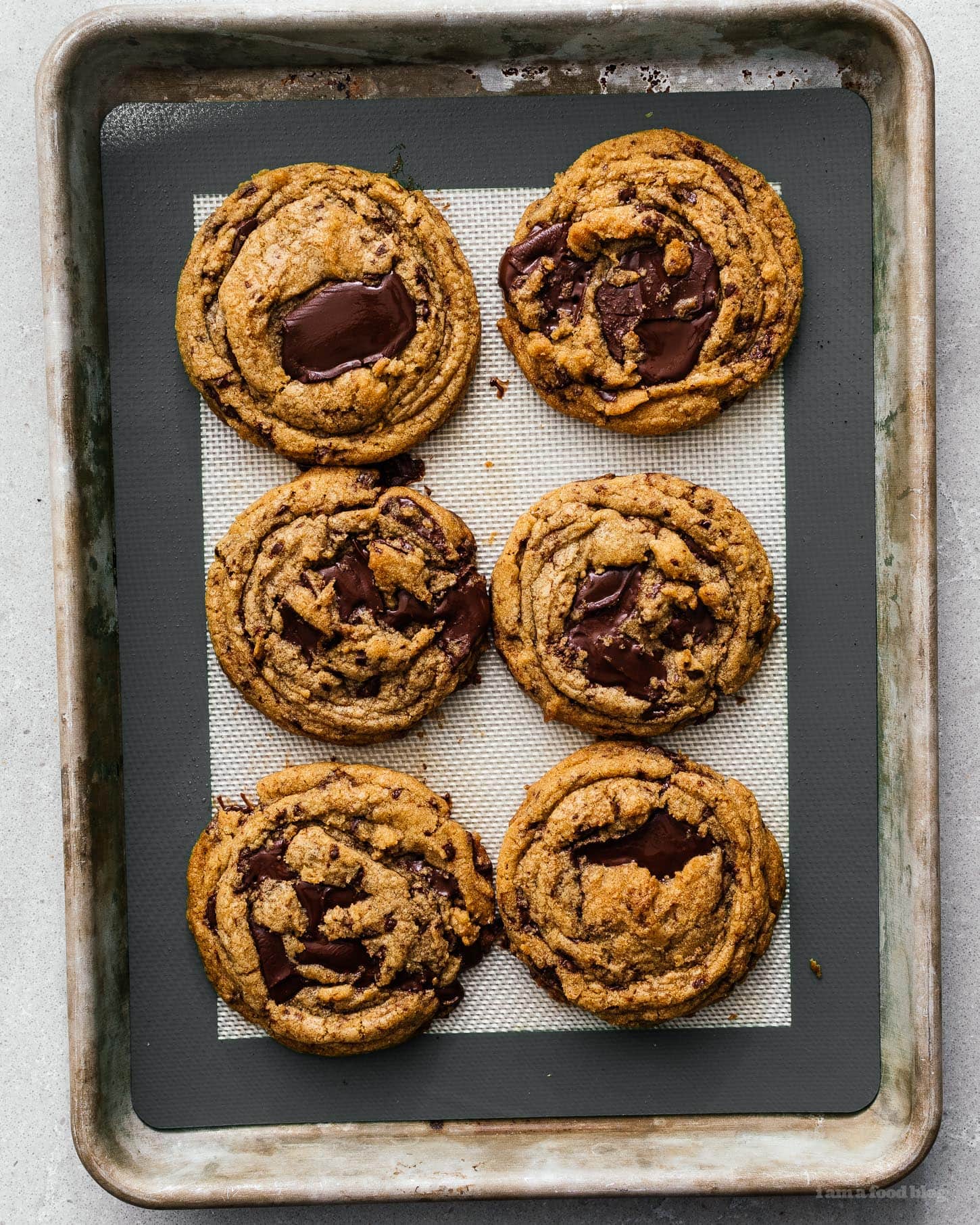 These rippled salted brown butter chocolate chip cookies are to die for: soft and chewy with pools of dark chocolate, crisp edges, and the salty nuttiness of browned butter. No mixer needed – it’s going to be your new fave! #brownedbutter #brownbutter #chocolatechipcookies #chocolatechipcookierecipe #recipes #cookies