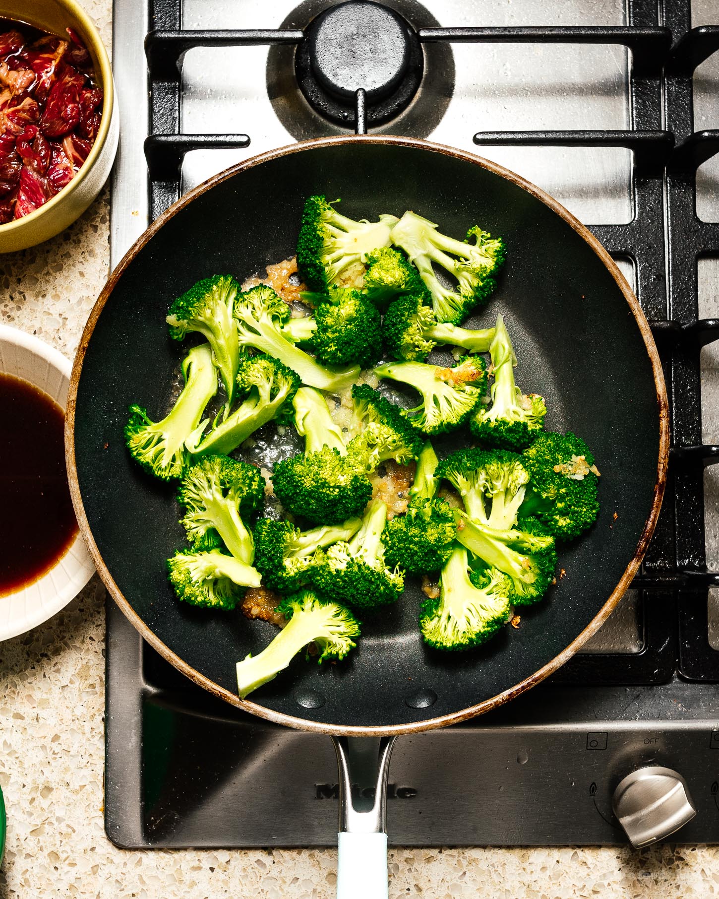 This easy keto friendly low-carb beef and broccoli stir fry is for all my peeps who are trying to enjoy life while still cutting down on carbs. Savory juicy beef and tender green broccoli in an addictive sauce. Super tasty and quick. Meal prep it for the week (double the batch) and you’re golden! #keto #ketofriendly #protein #macros #stirfry #cauliflowerrice #beefandbroccoli