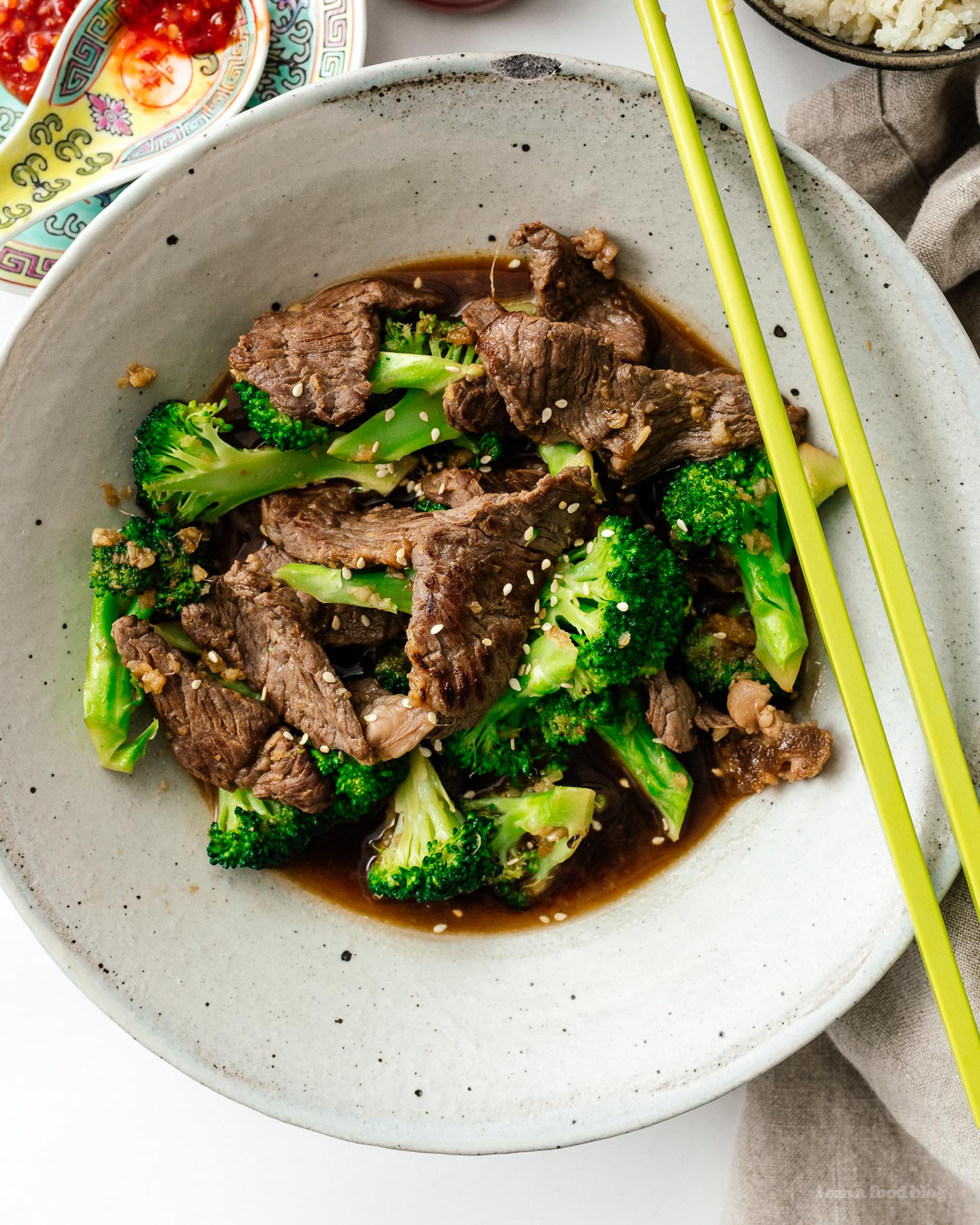 This easy keto friendly low-carb beef and broccoli stir fry is for all my peeps who are trying to enjoy life while still cutting down on carbs. Savory juicy beef and tender green broccoli in an addictive sauce. Super tasty and quick. Meal prep it for the week (double the batch) and you’re golden! #keto #ketofriendly #protein #macros #stirfry #cauliflowerrice #beefandbroccoli