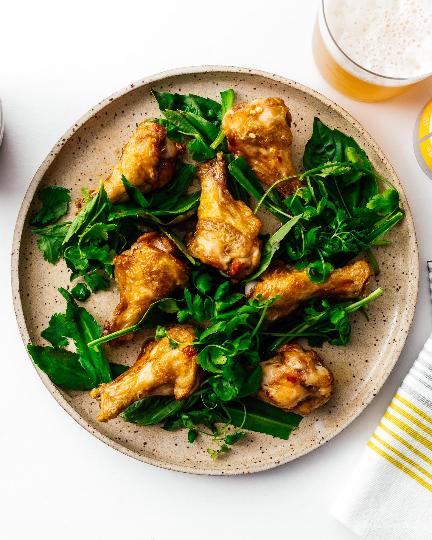 空气炸锅鸡翅如此脆，多汁，你不会相信他们不是油炸！认真的，很容易。用盐和胡椒吃裸体，或用盐和胡椒，或扔在咸，甜，酸越南鱼酱中，这会让你乞求更多。#airfryer #chickenwings #wings #airfryerwings #recipes #dinner #appies #vietnamesfood