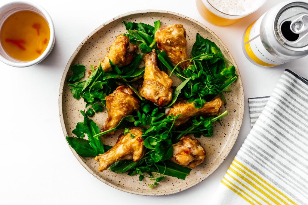 空气炸锅鸡翅如此脆，多汁，你不会相信他们不是油炸！认真的，很容易。用盐和胡椒吃裸体，或用盐和胡椒，或扔在咸，甜，酸越南鱼酱中，这会让你乞求更多。#airfryer #chickenwings #wings #airfryerwings #recipes #dinner #appies #vietnamesfood