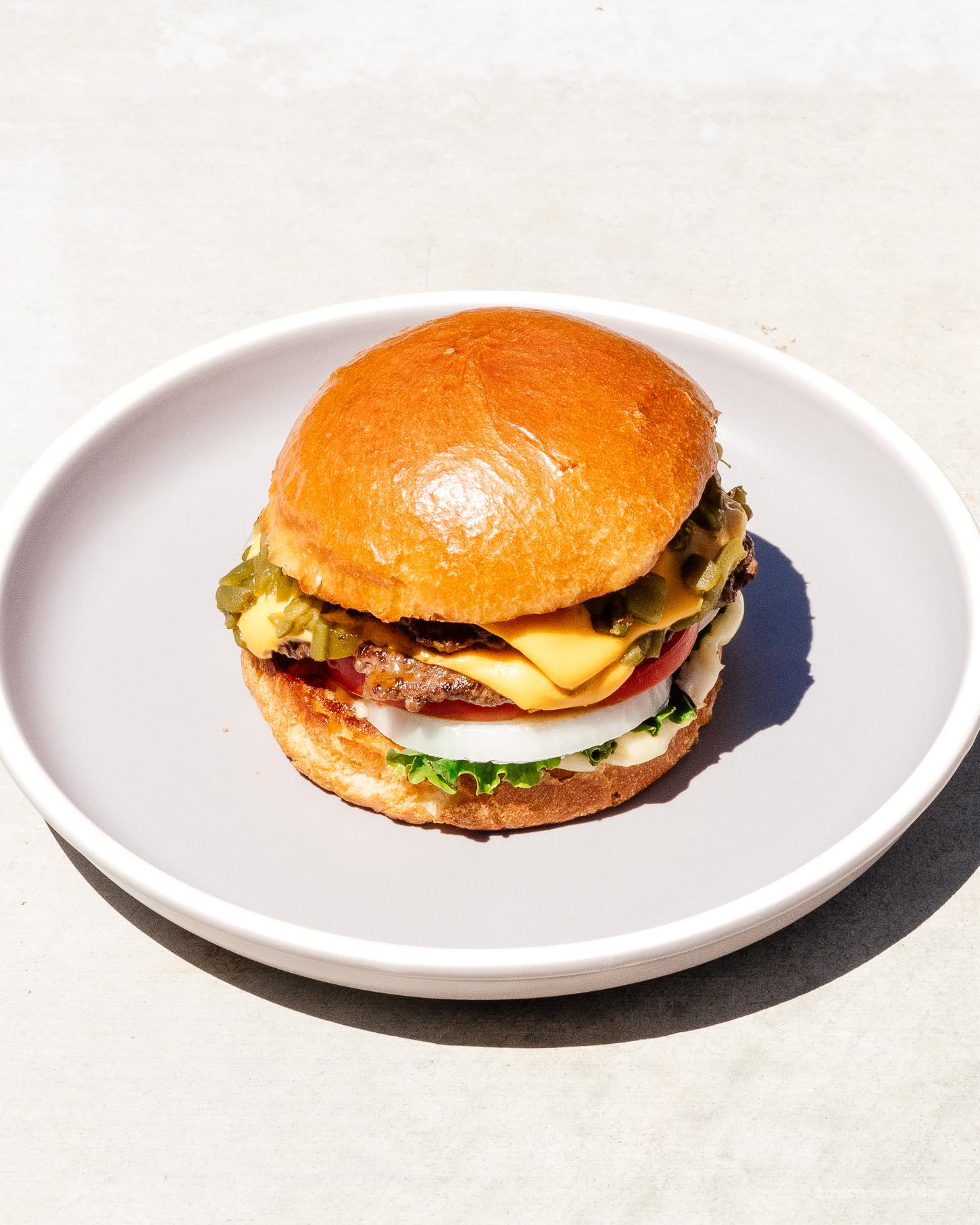 Un cheeseburger au piment vert Hatch pourrait être la meilleure chose du Nouveau-Mexique.  Super juteux, légèrement épicé et tellement addictif.  C'est la recette de burger que vous voulez faire en ce moment.  #burger #burgerrecipe #recipes #dinner #dinnerrecipes #cheeseburger #newmexico