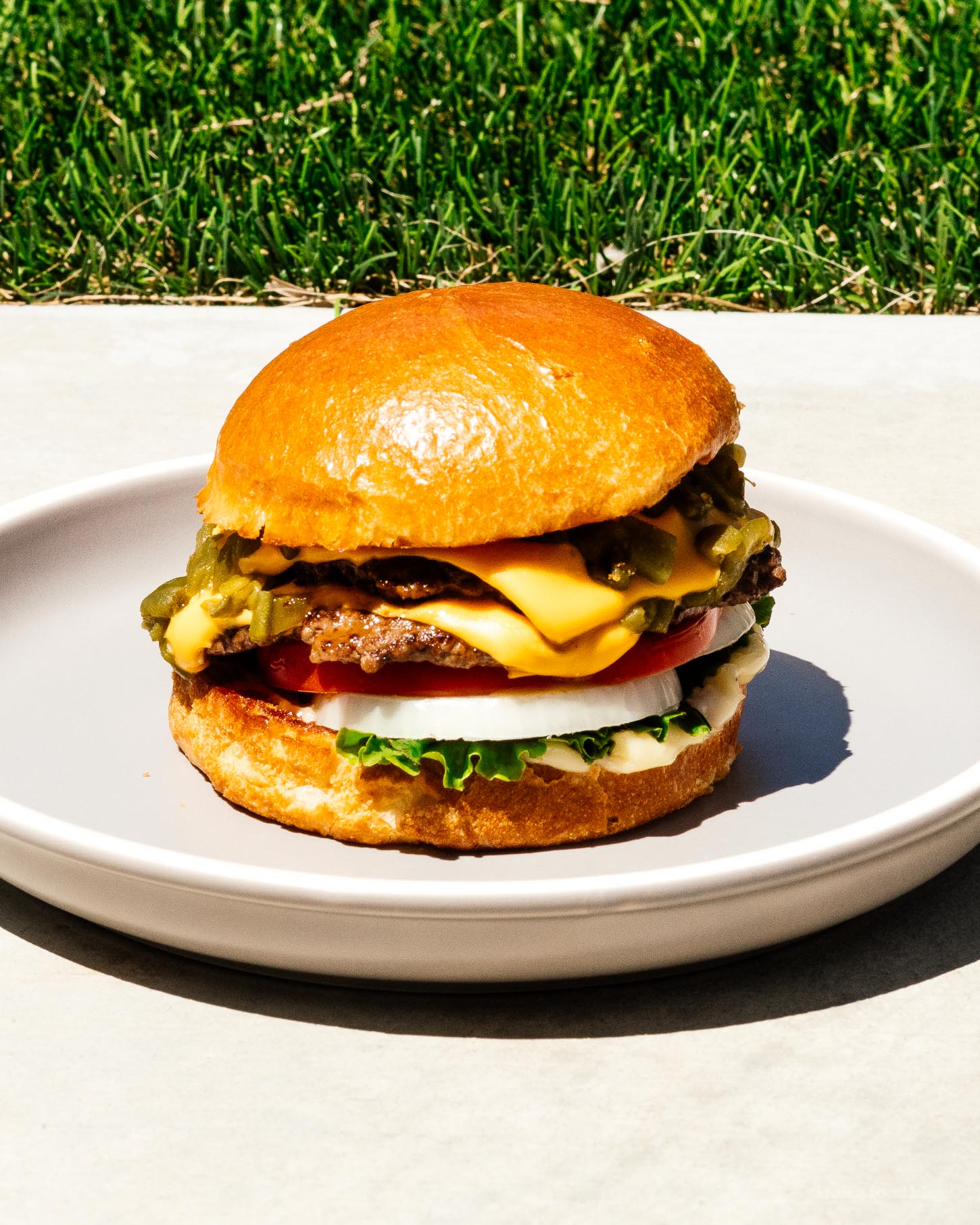 Un cheeseburger au piment vert Hatch pourrait être la meilleure chose du Nouveau-Mexique.  Super juteux, légèrement épicé et tellement addictif.  C'est la recette de burger que vous voulez faire en ce moment.  #burger #burgerrecipe #recipes #dinner #dinnerrecipes #cheeseburger #newmexico