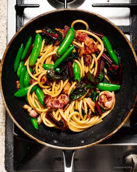 Do you love breakfast for dinner? Noodles? This bacon and egg stir fry lo mein is for you! Quick, easy, and delicious #bacon #eggs #recipes #dinner #easy