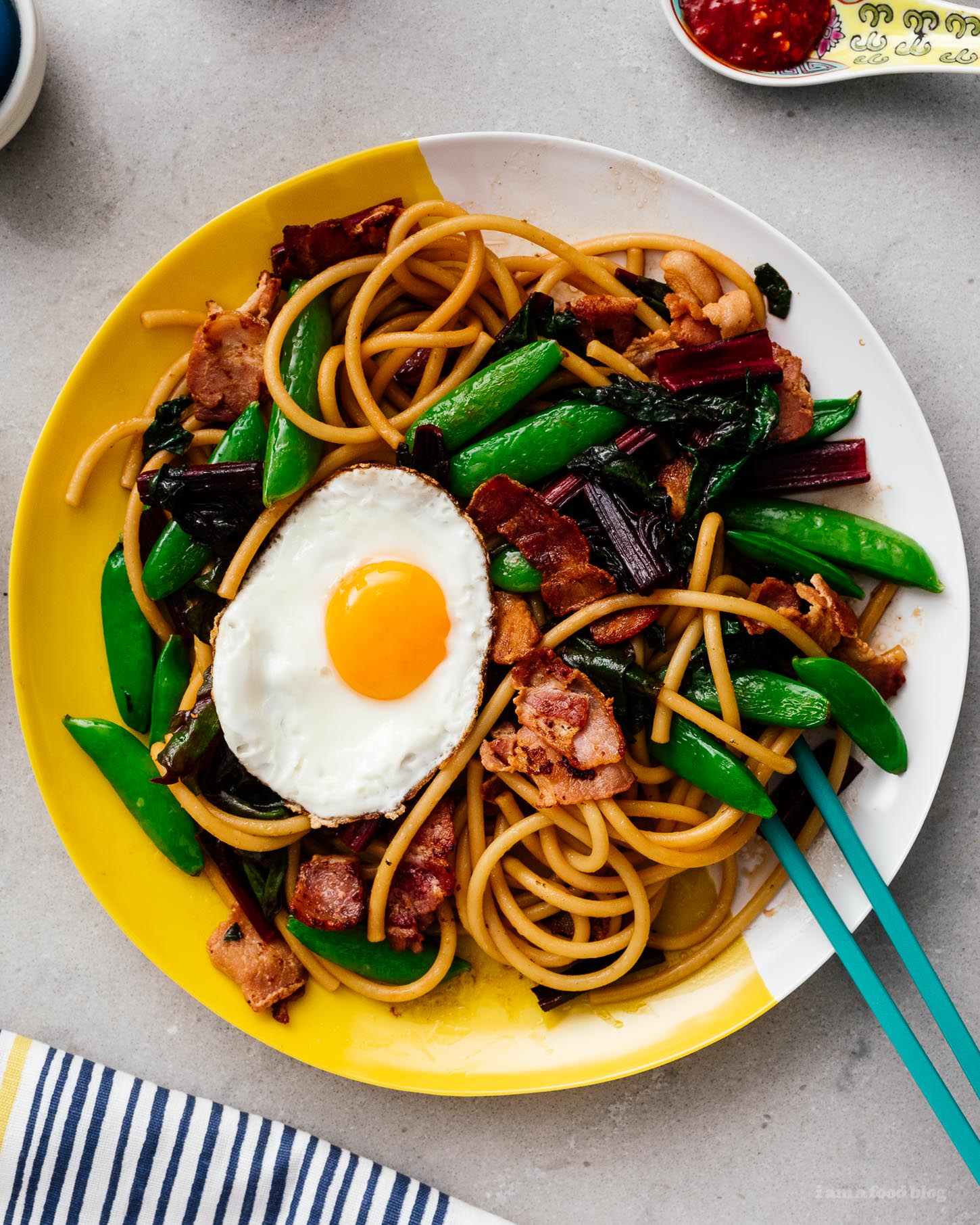 Do you love breakfast for dinner? Noodles? This bacon and egg stir fry lo mein is for you! Quick, easy, and delicious #bacon #eggs #recipes #dinner #easy