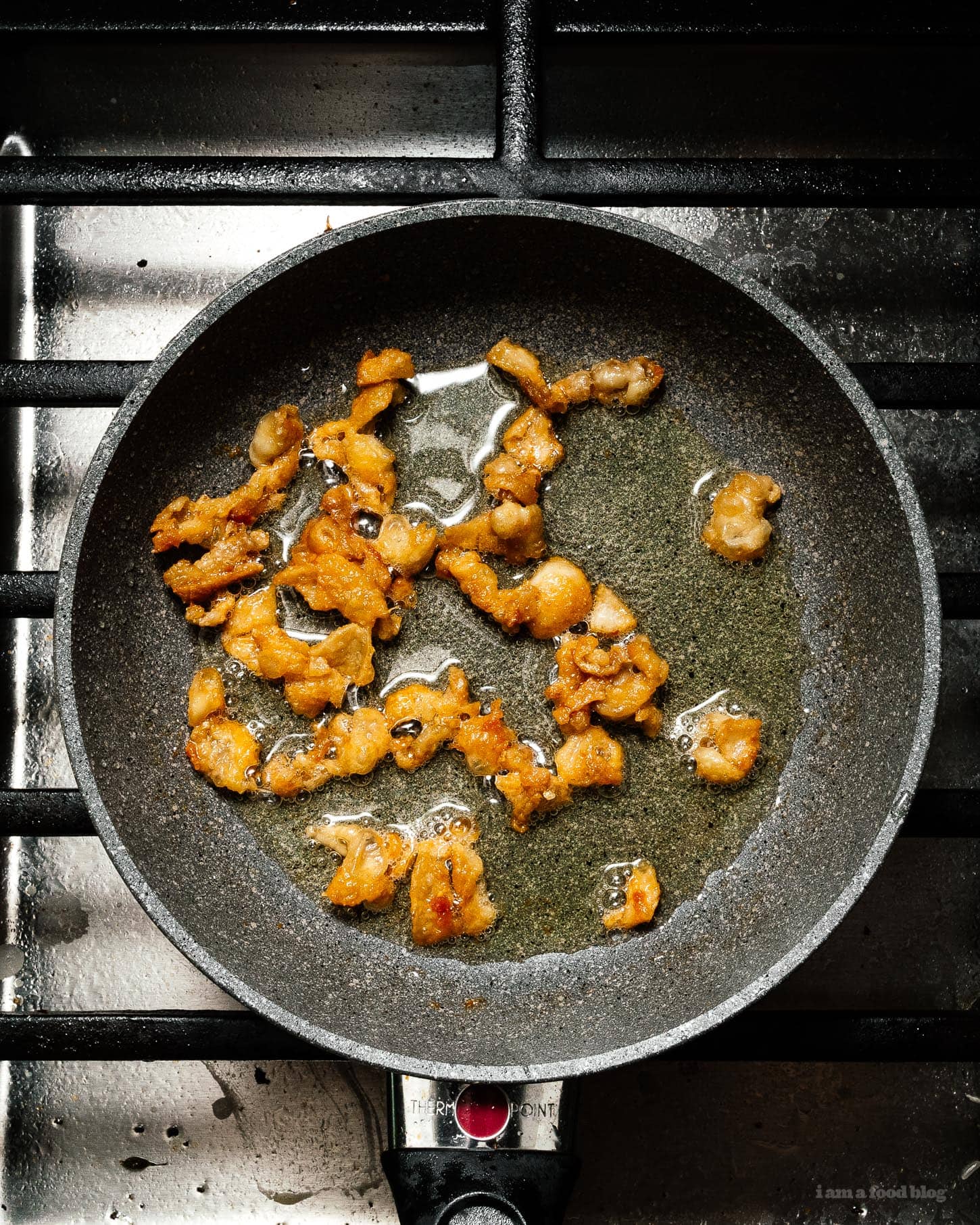 Cơm gà Hải Nam siêu đơn giản và hài lòng: gà hấp ngon ngọt và cơm gừng tỏi được nấu trong cùng một nồi.  Đó là những gì bạn muốn cho bữa tối, ngay bây giờ!  #hainanesechickenrice #chickenrice #recipes #dinner #onepot #easy #chickenrecipe #rice #chickenandrice