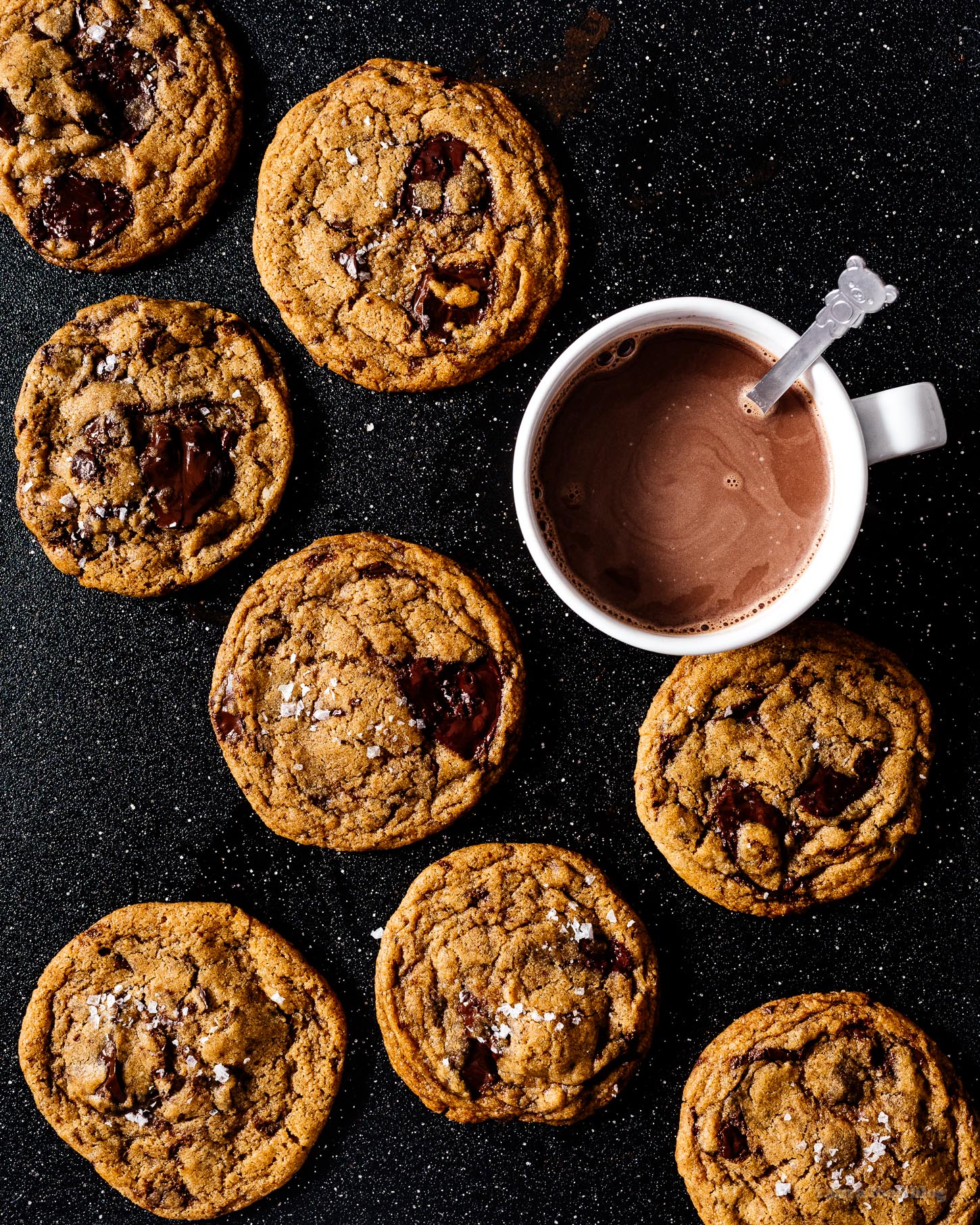 Discover ALL the crispy edges, soft and gooey chocolate, and brown sugar goodness in this vegan chocolate chip cookies recipe. #vegan #chocolatechip #chocolate #chocolatechipcookie #recipe #recipes #veganrecipe