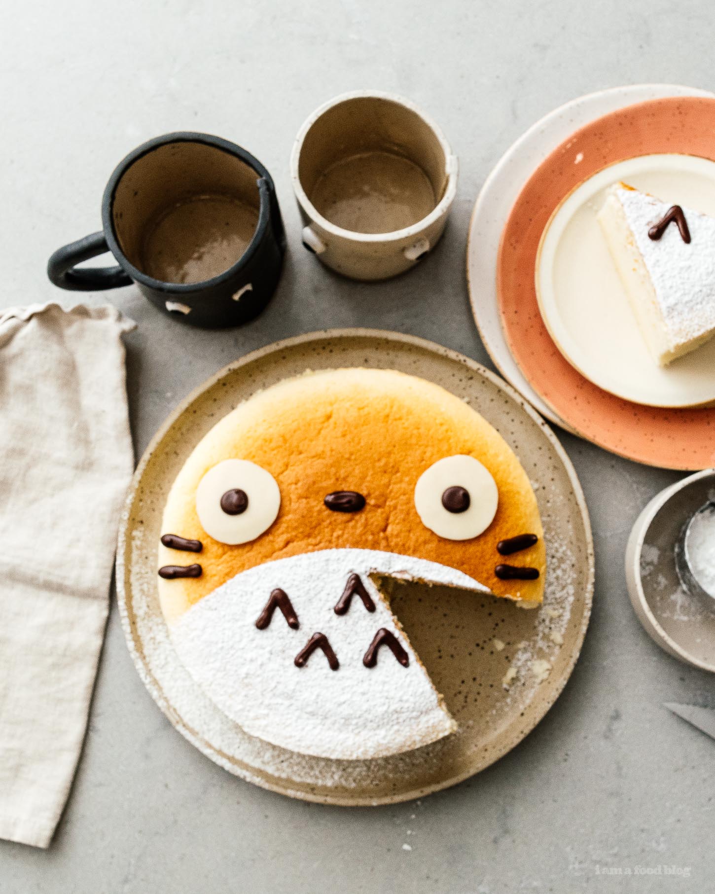 Un pastel de queso Totoro super lindo y esponjoso: un pastel de queso esponjoso, esponjoso y ligero como el aire con solo un toque de dulzura.  #cheesecake #japonesacheesecake #fluffycheesecake #totorocake #totorocheesecake #totorofood #kawaiifood