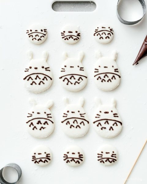 Did you know you can melt down store bought marshmallows and cut them into custom shapes. Make these super easy Totoro marshmallows today! #marshmallows #totoro #totoromarshmallows #totorofood #kawaiifood #hotchocolate
