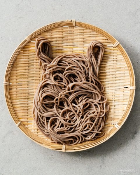 How to make Totoro soba: cold soba noodles with a soy-dashi dipping sauce in the shape of the ever lovable Totoro. You know you wanna eat him! #soba #japanesefood #totorosoba #totoro #totorofood #kawaiifood #soba #recipes