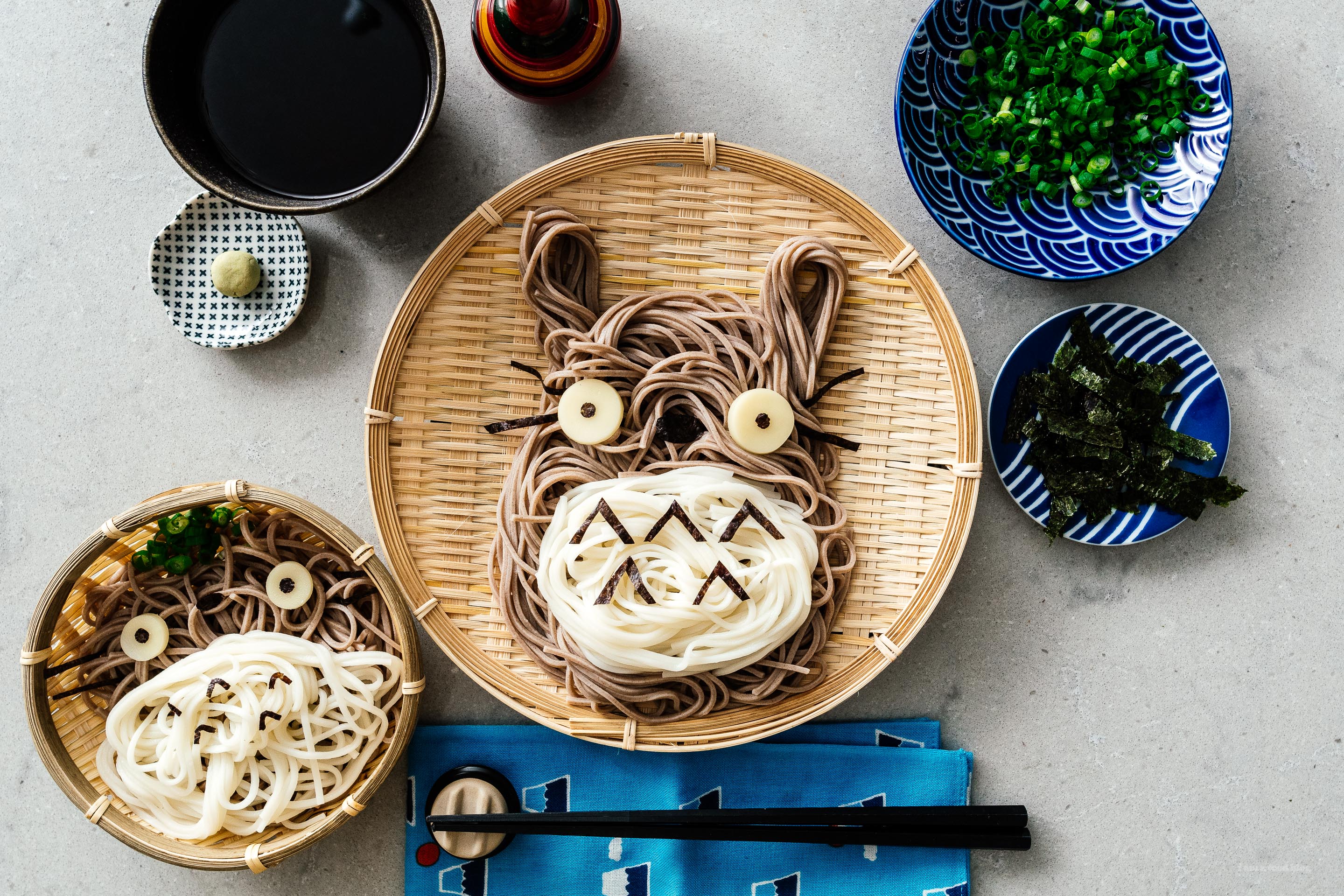 如何制作TOTORO SOBA：冷荞麦面与豆类达希岛蘸酱，以曾经可爱的Totoro的形状。你知道你想吃他！#soba #japanesefood #totorosoba #totoro #totorofood #kawaiifood #soba #recipes