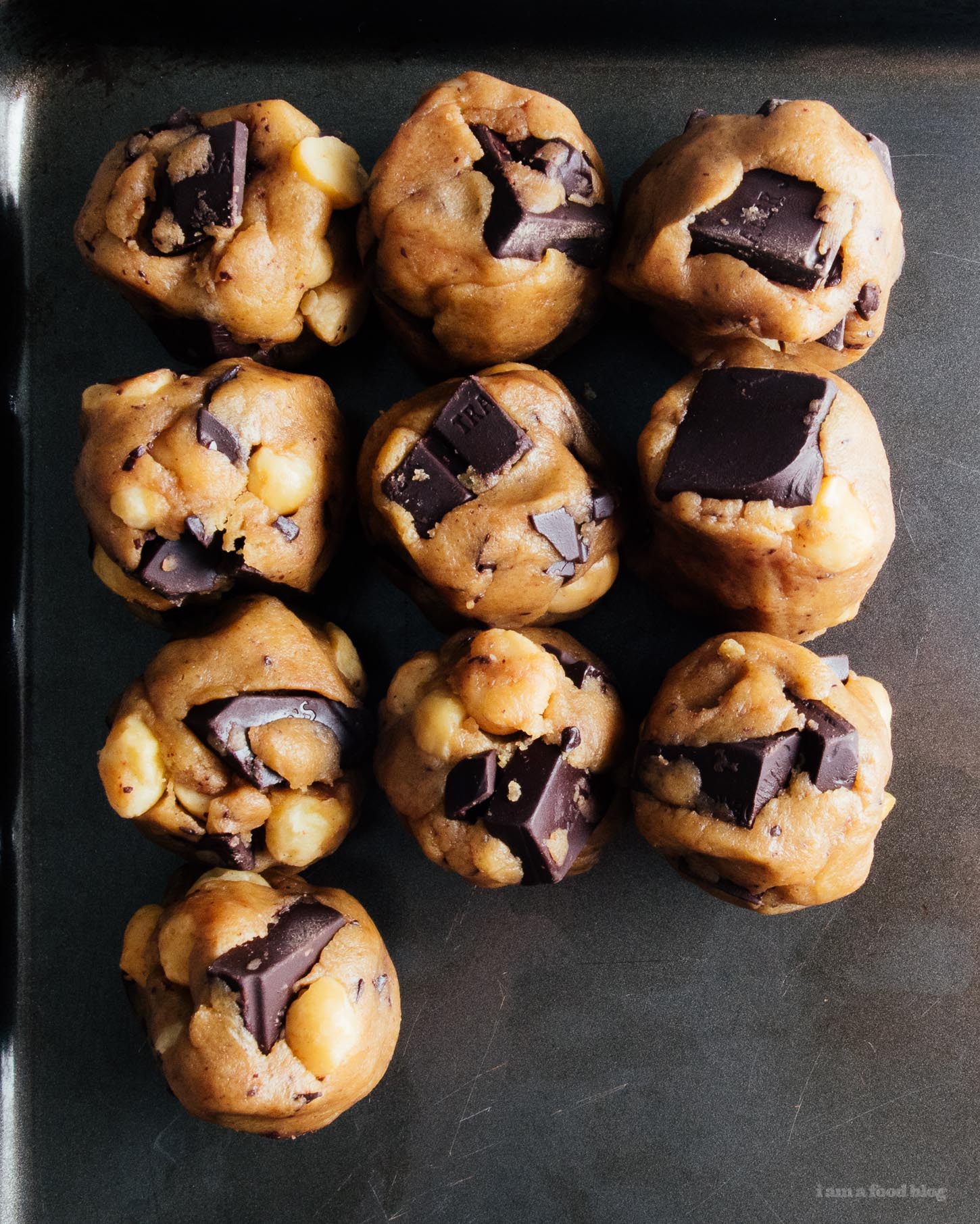 Receta de galletas de chispas de chocolate oscuro, nuez de macadamia, mantequilla marrón suave y masticable |  www.iamafoodblog.com