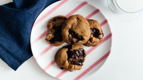 Soft and chewy brown butter macadamia nut dark chocolate chip cookie recipe | www.iamafoodblog.com