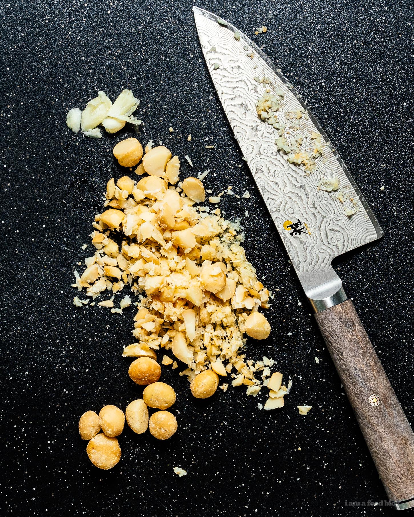 macadamia parmesan pesto penne recipe: fast, easy, no food processor necessary. #pesto #macadamia #recipe #dinner #easy